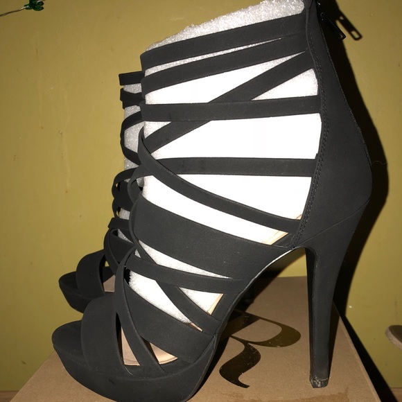 Black heels - Picture 2 of 5